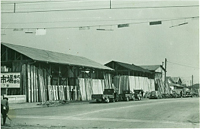 写真：甲州街道、京王線踏切側より望む昭和31年当時の当社