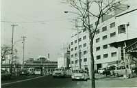 写真：初台坂下より初台交差点に向かっての眺め。昭和39年当時の当社